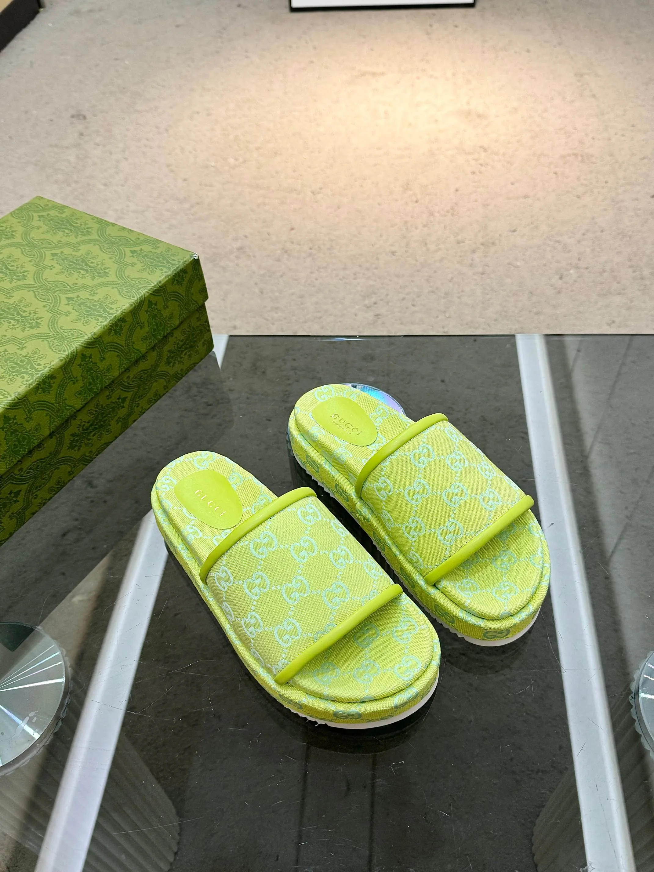 👟👟Ex-factory price 400👟👟 Shipped all year round, Gucci's latest limited edition thick-soled slippers. Top quality for sale. Purchase genuine product for development. The material and workmanship are consistent with the original. Upper: original special printing process. Lining: dyed sheepskin. Outsole: Italian private model outsole. Size: 35-43M standard size. 41, 42, 43 are also customized and cannot be returned. Sole thickness: 5.5cm. Forefoot 4cm.
